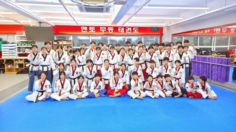 도장 현수막 아래 도복 단체 사진