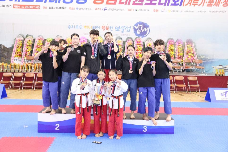 메달을 목에 걸고 시상대에 함께 선 선수단